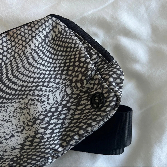 🧡 Lululemon OG 2018 Everywhere Belt Bag - Swerve Vapor Metal Grey - Picture 3 of 8